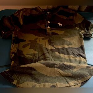 Abercrombie Kids Boy’s Short Sleeve 3 Button T-shirt, Faded Camo, size 11/12